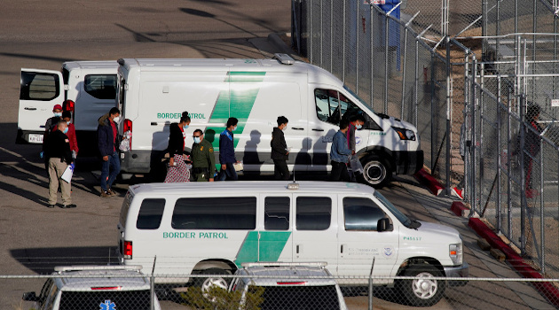 Migrantes custodiados por la Patrulla Fronteriza en El Paso, Texas, EE.UU., 15 de marzo de 2021. /Foto: Paul Ratje / Reuters