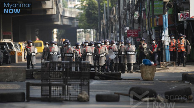 Policías y soldados patrullan vecindarios en Yangon y Mandalay estremecidos por las revueltas. La represión a manifestantes dejó varios muertos. /Foto: Myanmar Now