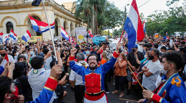 Paraguayos protestan contra las políticas en materia de salud del presidente Mario Abdo Benítez, en Asunción, 5 de marzo de 2021. /Foto: Cesar Olmedo / Reuters
