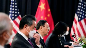 Conversaciones en Alaska: EE.UU. acusa a China de "amenazar el orden basado en reglas" y Pekín afirma que no se dejará "estrangular"