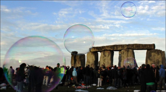 Miles de personas acuden cada año a recibir el verano boreal el monumento megalítico de Stonehenge, en el suroeste de Inglaterra. /Foto: BBC