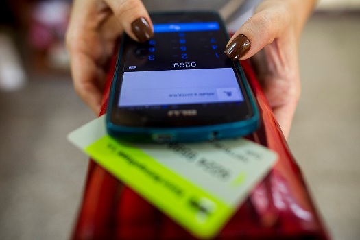 Los ingresos de dinero al monedero móvil podrán ser originados desde el saldo del teléfono y las tarjetas asociadas a cuentas bancarias (Fernando Medina Fernández / Cubahora)