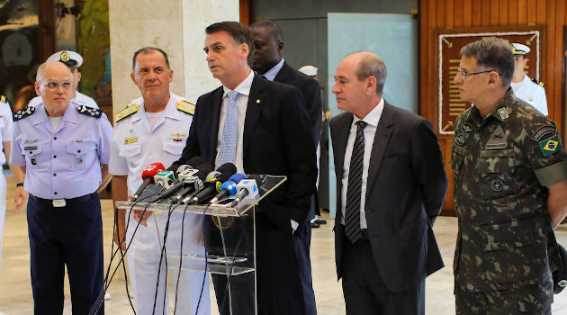 En foto del 22 de noviembre de 2018, de izquierda a derecha, Bermúdez, Ilques, Bolsonaro, Azevedo y Pujol antes del comienzo del gobierno. /Foto: Sergio Lima / AFP