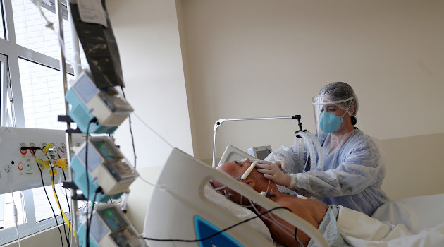 Una enfermera atiende a un paciente con Covid-19 en una Unidad de Cuidados Intensivos del Hospital Municipal Parelheiros. Sao Paulo (Brasil), 3 de junio de 2020. /Foto: Amanda Perobelli / Reuters