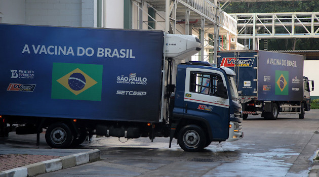 Camiones transportan la vacuna Coronavac. Sao Paulo, Brasil. 15 de marzo de 2021. /Foto: Carla Carniel / Reuters