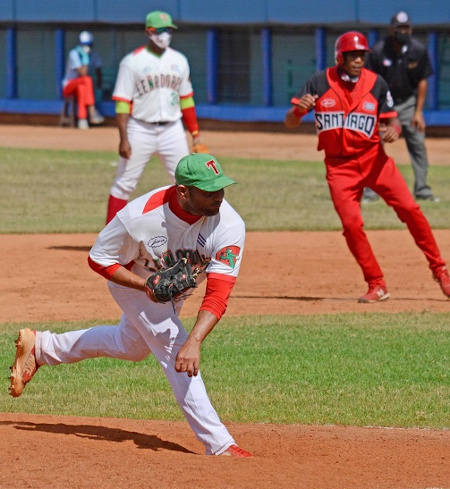 Yudiel Rodríguez, lanzador ganador del tercer juego frente a las Avispas de Santiago. /Foto: Rodolfo Blanco Cué (ACN)