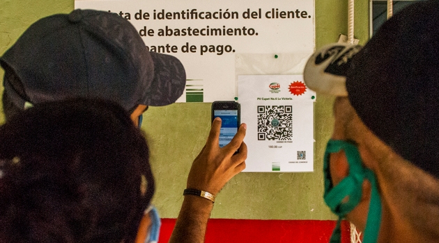 Para hacer uso de EnZona los interesados solo necesitan tener teléfono móvil inteligente con conexión a la red de datos móviles y una tarjeta magnética asociada a una cuenta bancaria. /Foto: Periódico 26 (Las Tunas)