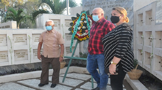 Ante el panteón de los caídos en Girón fue depositada una ofrenda floral a nombre del pueblo de Cienfuegos/ Foto: Juan Carlos Dorado