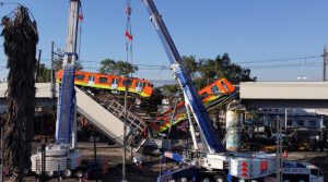 En imágenes, la escena del desplome de un puente del metro en Ciudad de México