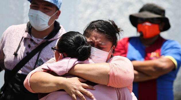Familiares de víctimas tras el desplome de un puente de metro de Ciudad de México, México, el 4 de mayo de 2021. /Foto: Edgard Garrido / Reuters