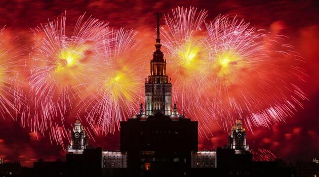 Fuegos artificiales iluminan el cielo nocturno sobre el edificio de la Universidad de Moscú, en Moscú, Rusia. /Foto: Yuri Kochetkov (EFE / EPA)