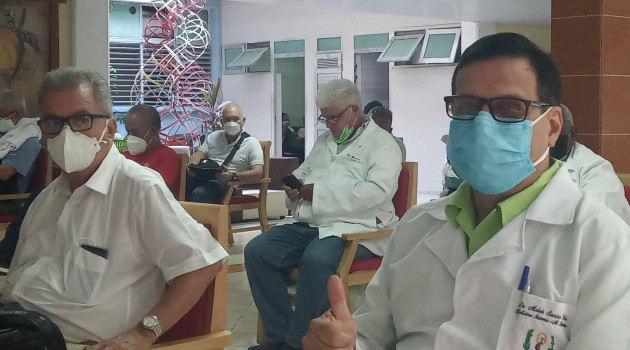 Dr. Moisé Santos Peña, primer vacunado en HGAL.
