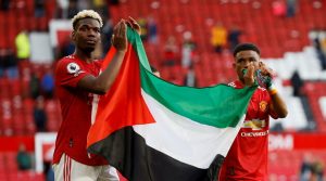 Paul Pogba y Amad Diallo expresan su apoyo a Palestina mostrando la bandera tras finalizar el último partido de la temporada en Old Trafford