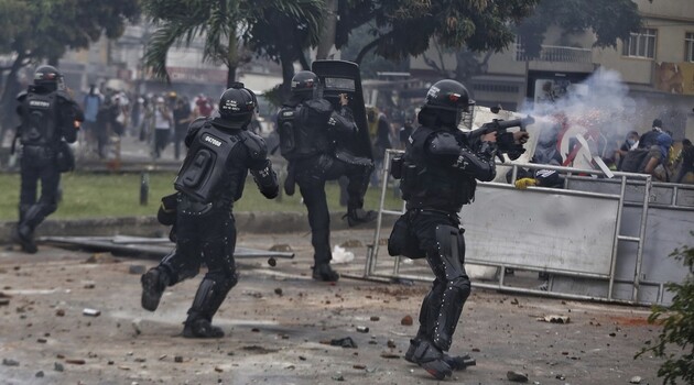 Un policía dispara gas lacrimógeno a manifestantes durante una protesta en Cali (Colombia), el 3 de mayo de 2021. /Foto: Andres Gonzalez / AP