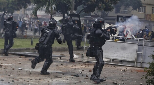 Un policía dispara gas lacrimógeno a manifestantes durante una protesta en Cali (Colombia), el 3 de mayo de 2021. /Foto: Andres Gonzalez / AP