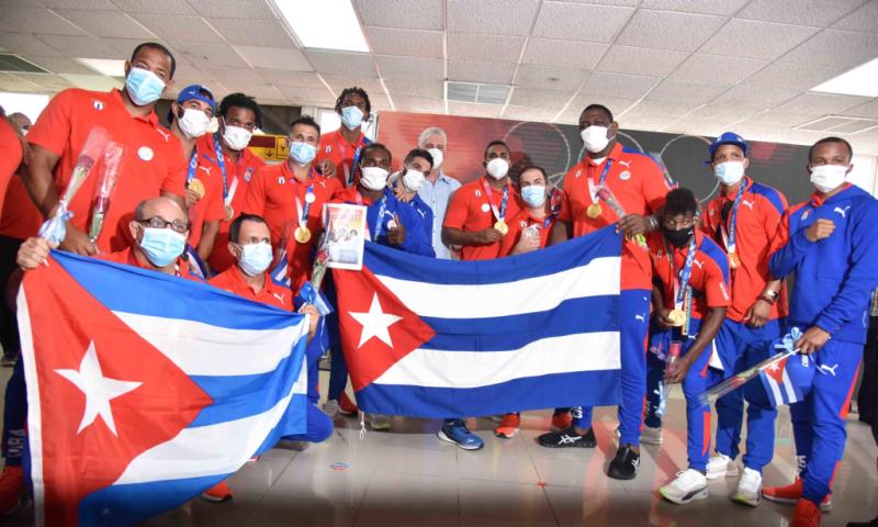 Díaz-Canel junto a los deportistas cubanos. (Foto: ACN)