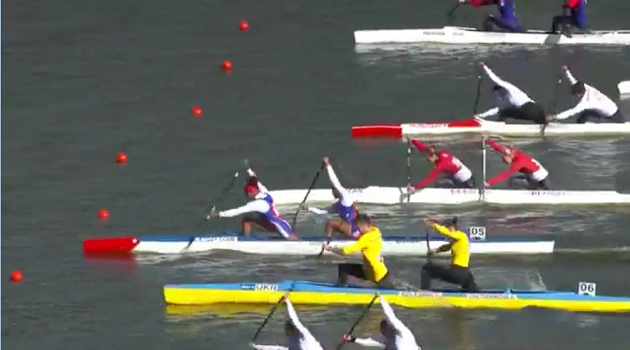 A mitad de competencia las cubanas iban delante. /Foto: captura de pantalla video de ICF Canoe Sprint.