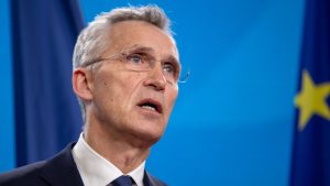 Stoltenberg afirma que China no debe suministrar armas a Rusia