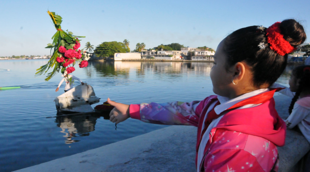 Pioneros lazan flores al mar para Camilo