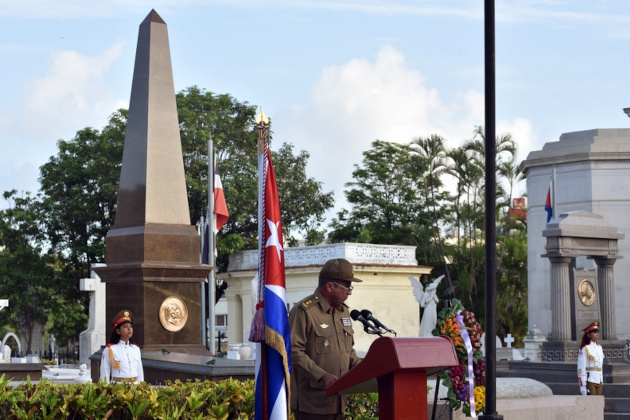 El General de División Eugenio Rabilero Aguilera, Segundo Jefe del Estado Mayor General, Jefe de la Dirección de Operaciones de las Fuerzas Armadas Revolucionarias, interviene en el acto político y ceremonia militar en ocasión del Aniversario 118 del fallecimiento del General Máximo Gómez, en la Necrópolis de Cristóbal Colón, en La Habana, Cuba, el 17 de junio de 2023./ Foto: ACN