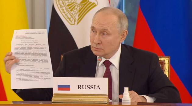 Putin muestra el acuerdo pactado con Ucrania tras el inicio del conflicto, que Kiev firmó y luego violó.
