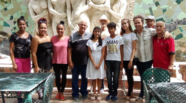 En el centro, la joven María Karla Cuesta, ganadora del Concurso Edgardo Martín.