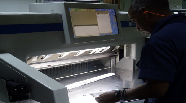 En la Gráfica se cuenta con equipos de alta tecnología para la impresión y encuadernación. 
