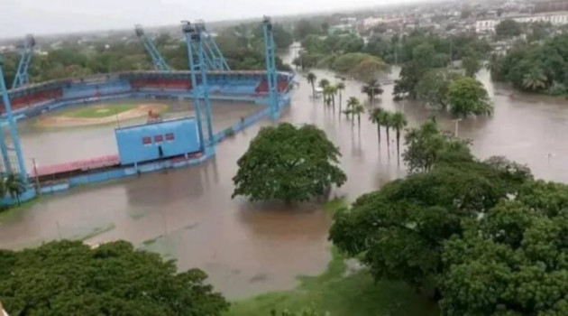Inundaciones en Camagüey. En la imagen, estadio Cándido González bajo las aguas.