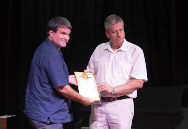 Representante de la Embajada Rusa entrega reconocimiento a Biblioteca Nacional de Cuba.