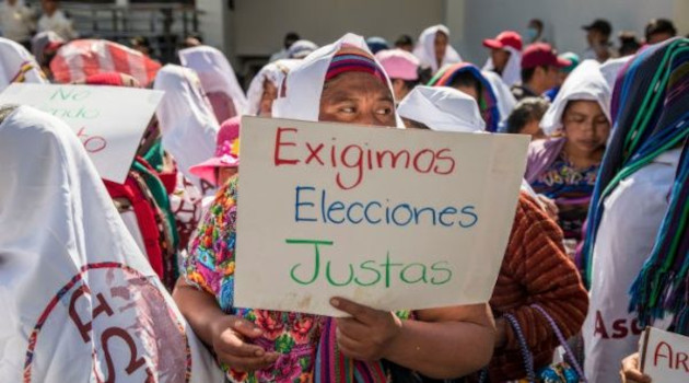 mujer exige elecciones justas