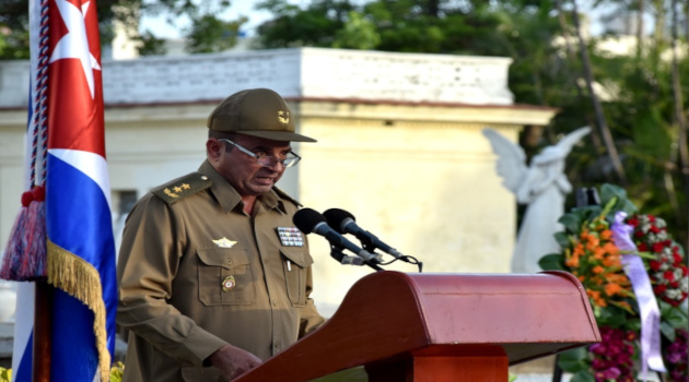 El General de División Eugenio Rabilero Aguilera, Segundo Jefe del Estado Mayor General, Jefe de la Dirección de Operaciones de las Fuerzas Armadas Revolucionarias, interviene en el acto político y ceremonia militar en ocasión del Aniversario 118 del fallecimiento del General Máximo Gómez, en la Necrópolis de Cristóbal Colón, en La Habana, Cuba, el 17 de junio de 2023. / Foto: ACN