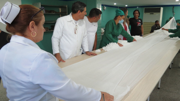 La cortadora de gazas destaca dentro de la Central de Esterelización del Hospital.