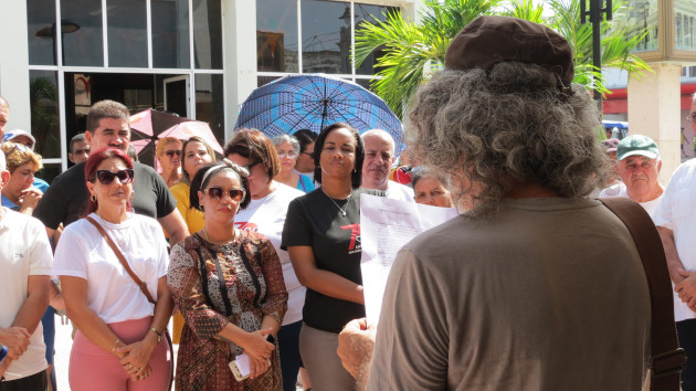 Atilio Caballero leyo las palabras inaugurales de la libreria Ateneo de Cienfuegos. /Foto: Del autor.