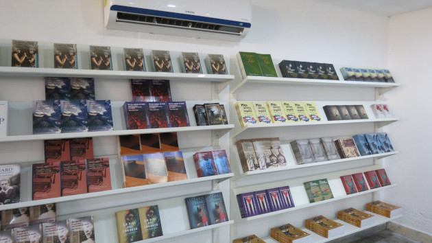 Estantes de la Librería Ateneo en Cienfuegos. /Foto: Del autor.