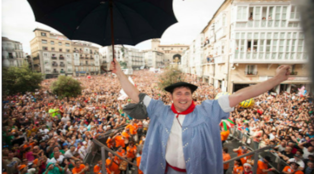 Celedón, símbolo de las fiestas, vestido con boina, la blusa típica y el paraguas.