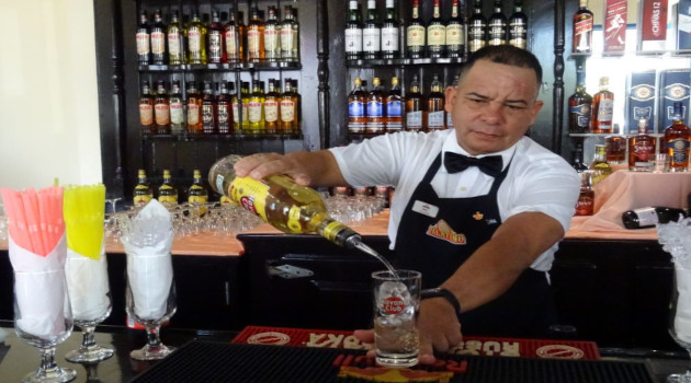 La más tradicional coctelería cubana distingue los servicios del bar El Palatino, en la ciudad de Cienfuegos.