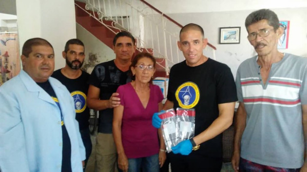 El equipo forense junto a la familia del mártir en el momento en que se ocuparon las muestras de ADN. / Foto: cortesía de la ETAF su hijo
