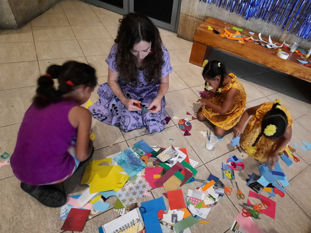 La artista trabajando junto a los niños en el Museo.