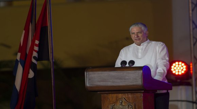 Díaz-Canel rememoró los sucesos del 26 de julio de 1953 y enfatizó el privilegio de estar hoy en el lugar del asalto con algunos de sus protagonistas. Foto: Ismael Francisco/Cubadebate.