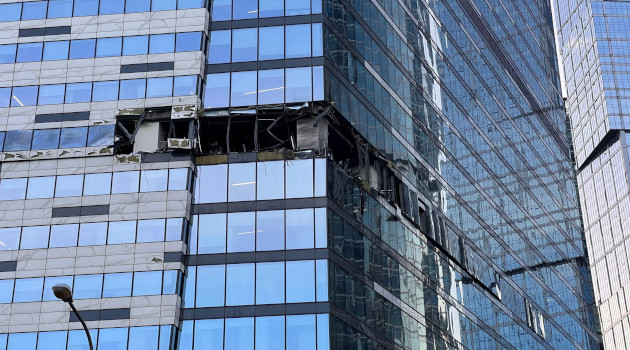 En la imagen se muestra los daños recibidos en la facha de un edificio de oficinas en la ciudad de Moscú tras un ataque con drones ucranianos. En Moscú, Rusia, el 30 de julio de 2023. © Reuters