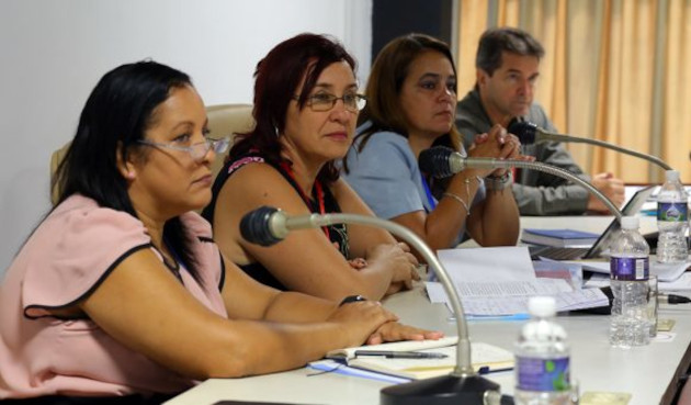 Debaten en la comisión de Atención a los servicios el tema de las zonas de silencio en Cuba. Foto: Abel Padrón Padilla/ Cubadebate.