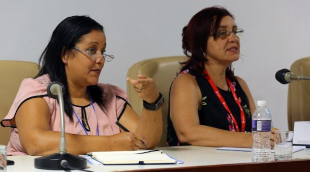 La ministra de Comunicaciones, Mayra Arevich Marín, explicó a los diputados la marcha del proceso de transición a la TV digital. Foto: Abel Padrón Padilla/ Cubadebate.