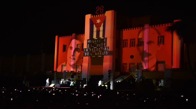 Un video mapping recuerda los hechos y, uno a uno, sobre el Moncada, aparecen los rostros de los mártires de la gesta. Foto: Ismael Francisco/ Cubadebate.