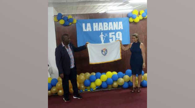 Cienfuegos entrega a La Habana la bandera de los Juegos Escolares. /Foto: Cortesía Inder.