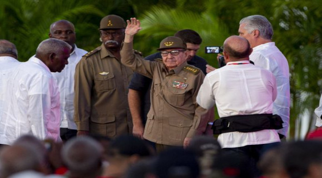 Raúl asiste al acto por el 26 de Julio en Santiago de Cuba. Foto: Ismael Francisco/Cubadebate.