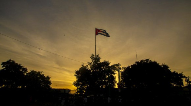 “Siempre nos honrará mil veces más tener a nuestro lado a los amigos que se han jugado y se juegan todo por la suerte de Cuba. Hablo de los pueblos en lucha, cuyos representantes nos acompañan este 26 de Julio sin pedir comodidades”. Con las primeras luces del alba, termina el acto central por el Día de la Rebeldía Nacional. Foto: Ismael Francisco/Cubadebate.