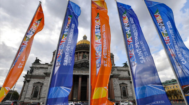 Banderas promocionales de la cumbre Rusia-África frente a la catedral de San Isaac en la ciudad rusa de San Petersburgo, el 25 de julio de 2023. Olga Maltseva / AFP