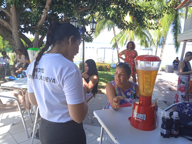 La capitana gastronómica Maggie de la Caridad Cabrera Machado, con un año de labor en Punta La Cueva, reconoce la importancia de la calidad en los servicios hotelero.