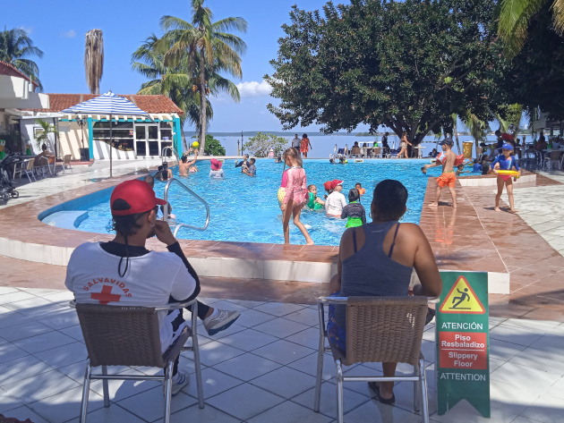 Hotel, La piscina, higienizada diariamente, constituye la mayor atracción de los visitantes.