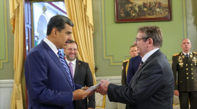 El presidente venezolano, Nicolás Maduro, recibe las cartas credenciales del nuevo embajador chileno en Caracas, Jaime Gazmuri Mujica.
